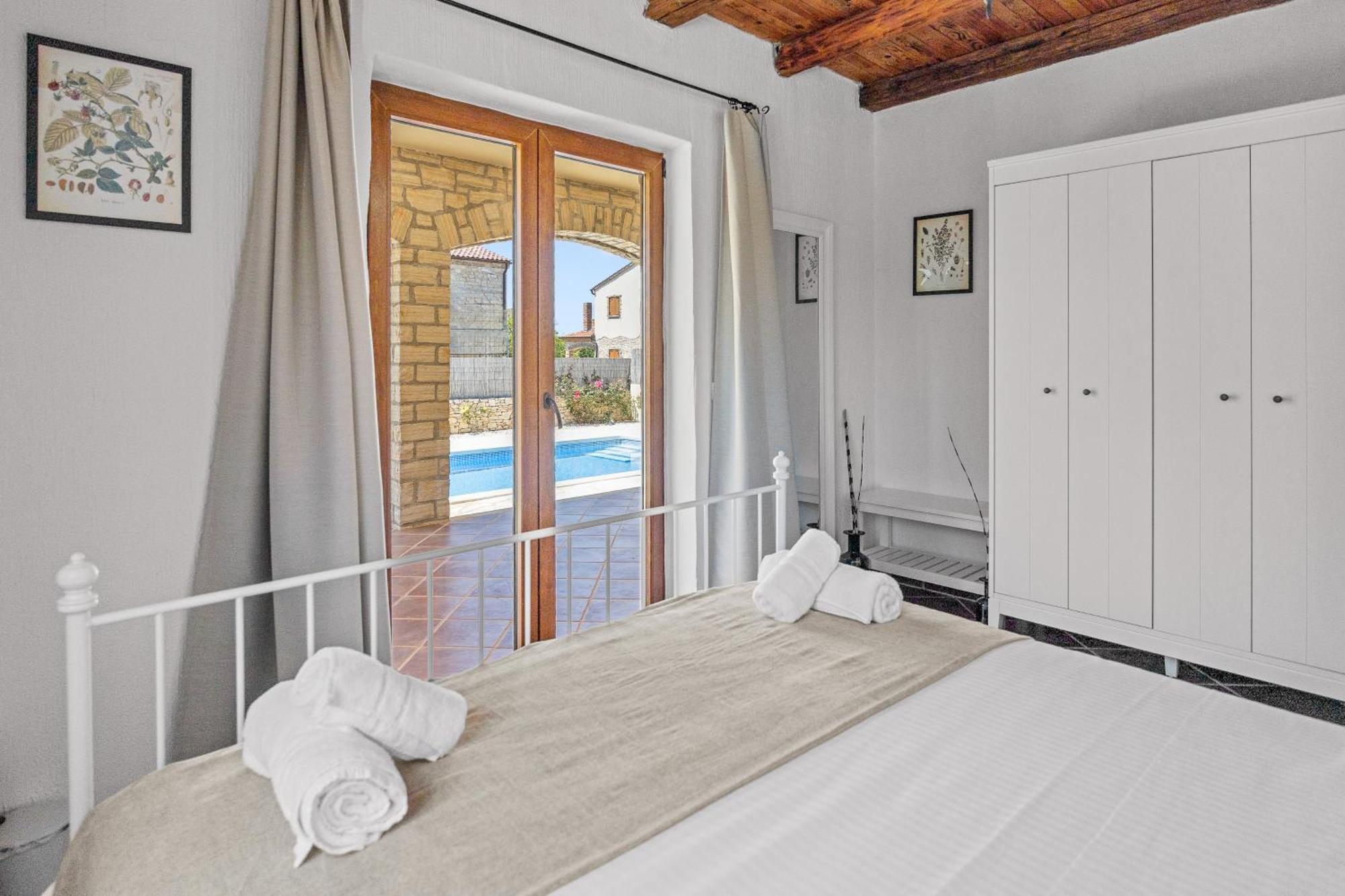 Villa Brioni With Pool By Rentistra Cabrunici Exterior foto